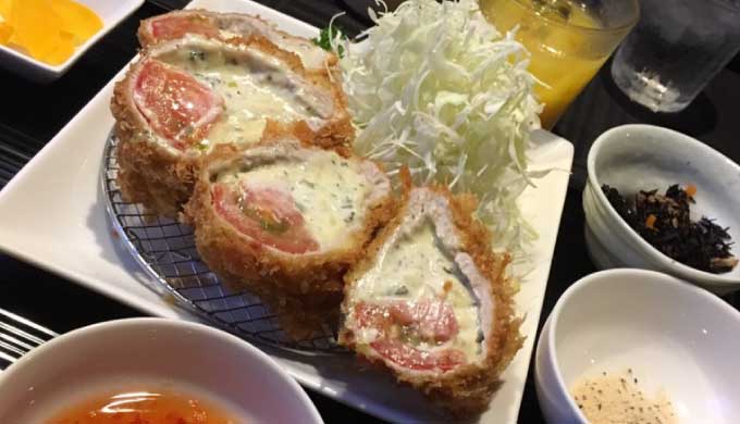 【豊川】とんかつKOROMO｜チーズたっぷりジェノバ風トマトカルツォーネ最高！